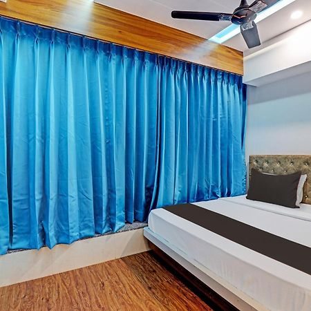 Collection O Hotel Swarg Surat Exterior photo