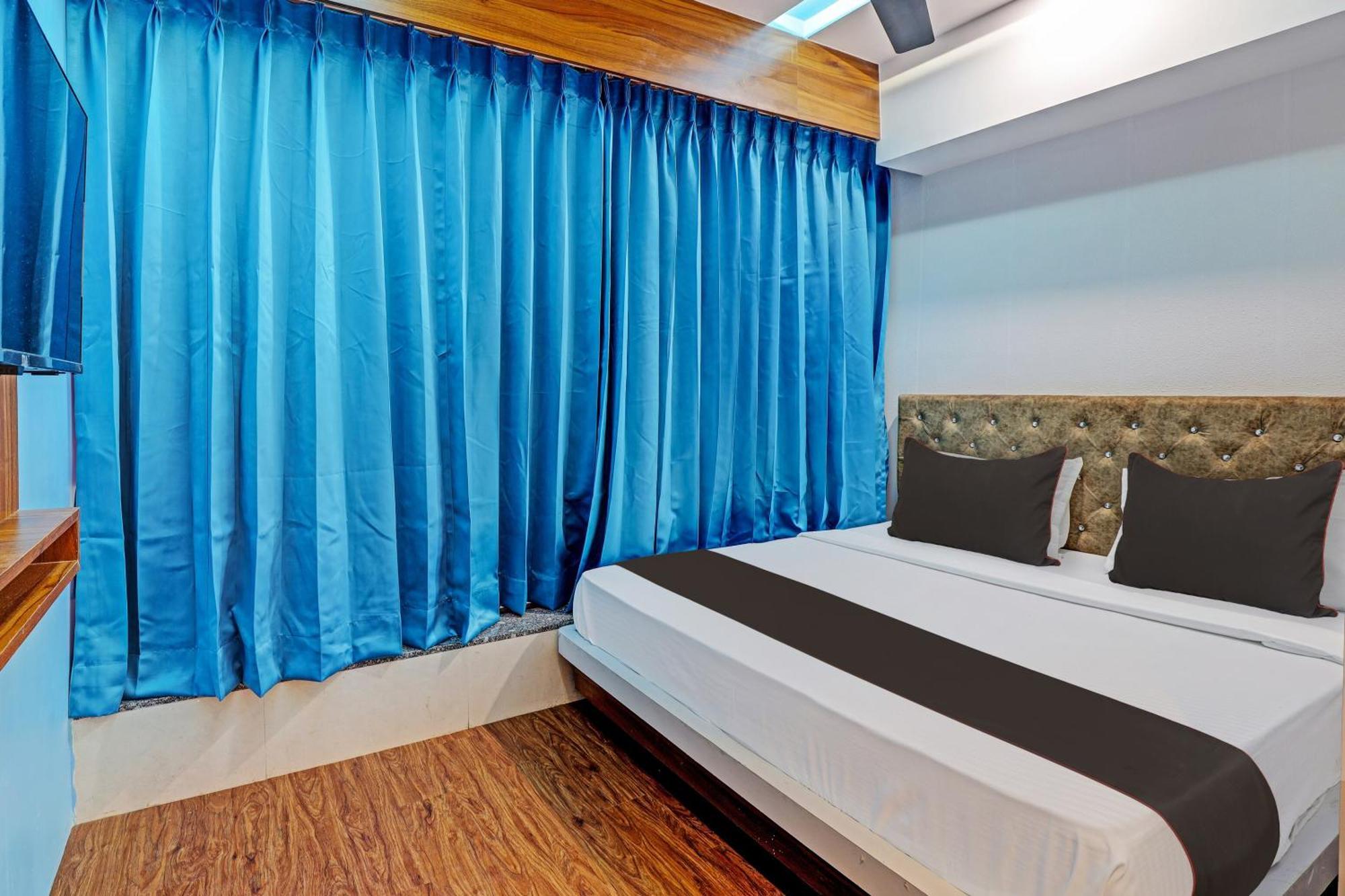 Collection O Hotel Swarg Surat Exterior photo